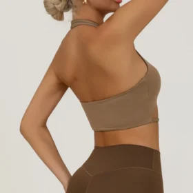 спортивный бюстгальтер с вырезом на шее на бретелях