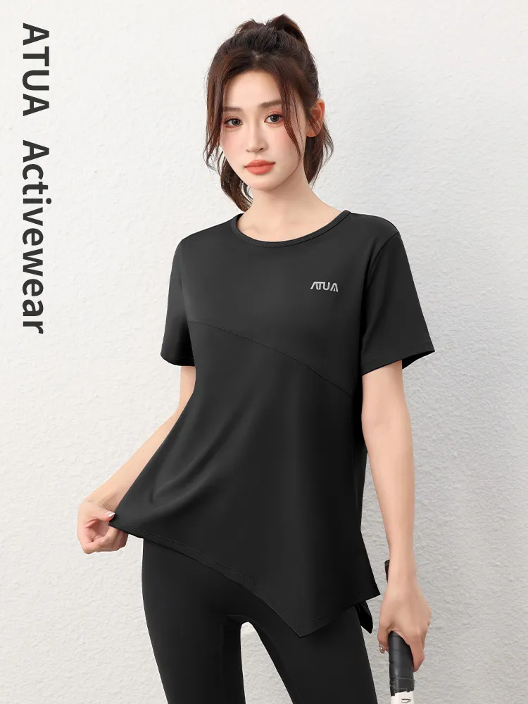 девушки в спортивных шортах